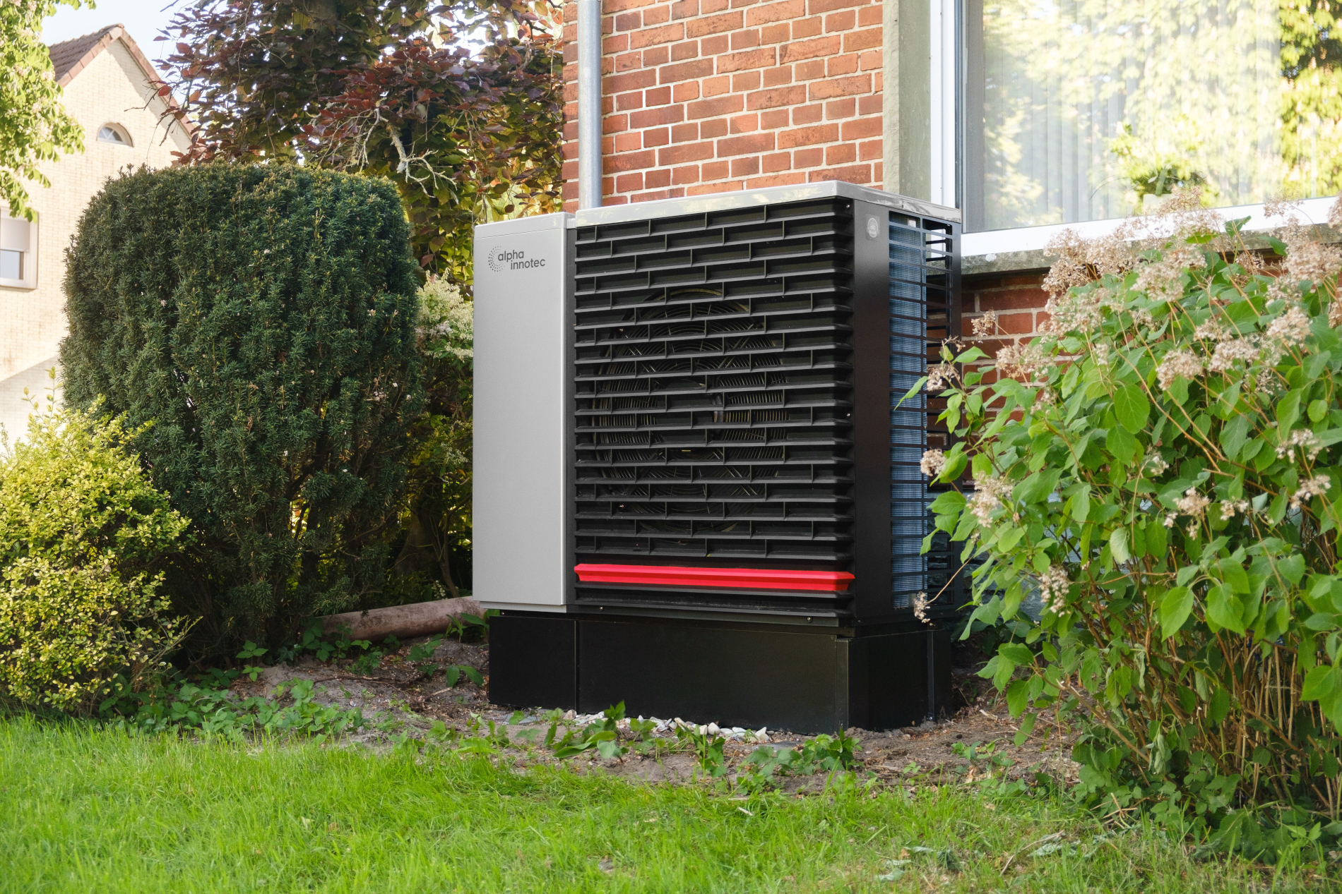 huis-tuin-gevel-warmtepomp-pexels-alpha-innotec
