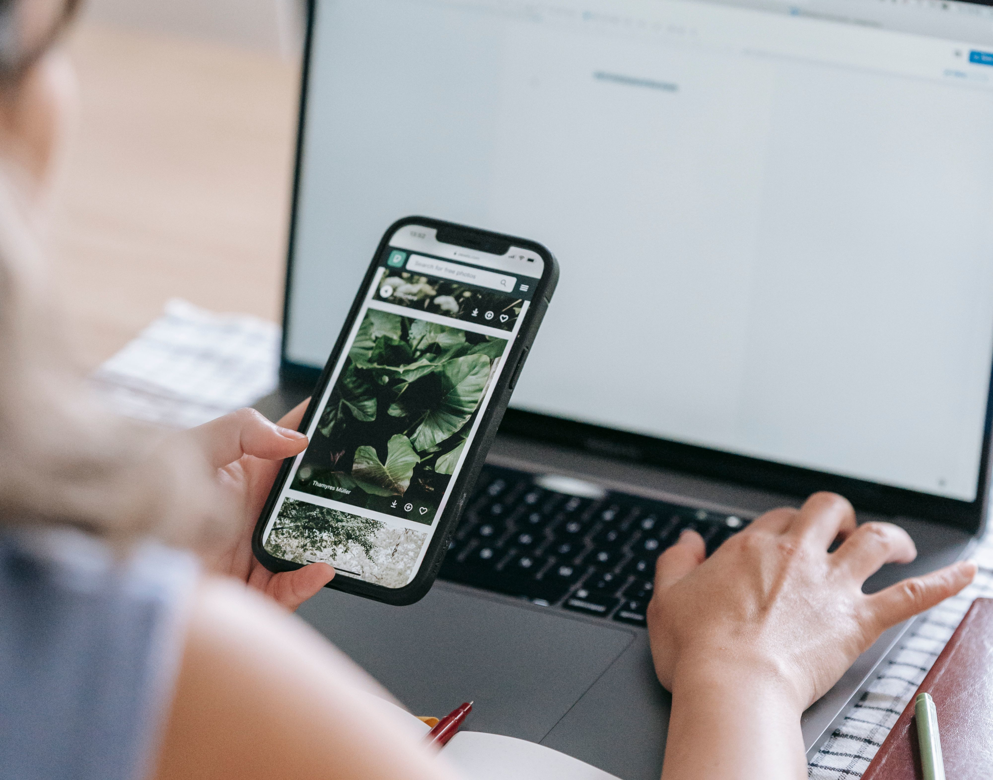 laptop mobiel smartphone pexels-teona-swift